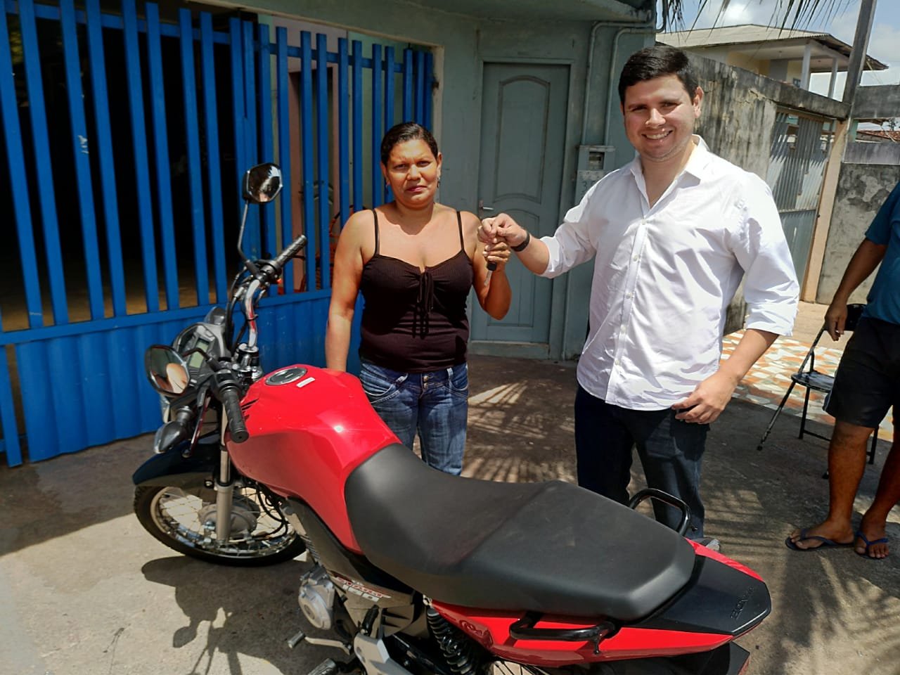 FAF entrega moto 0km para torcedora sorteada na final do Amapazão